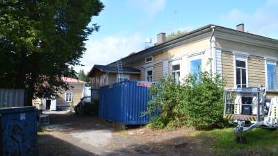 Domprostgården och sidobyggnaden i Borgå under renoveringen.