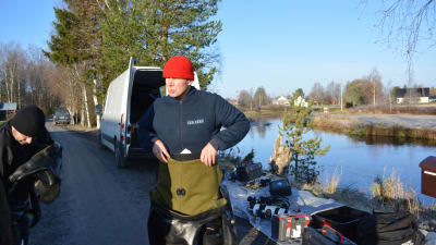 Jukka Pakkala på väg att dyka i ån