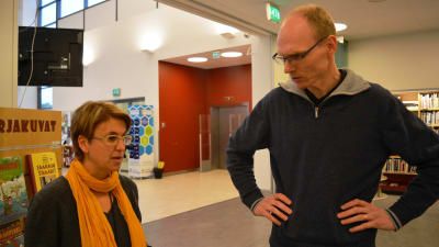 Malin Hollmén och Martin Engberg, personal vid Söderkulla bibliotek i Sibbo