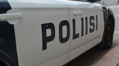 Sidan på en polisbil där det står "Poliisi".