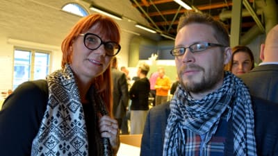 Hannah Kaihovirta och Jimmy Pulli på diskussionstillfället om Brändö sunds framtid.