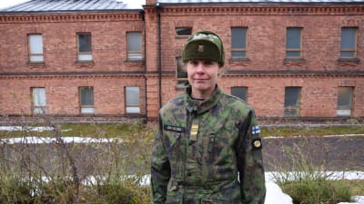 Henrika Backlund är kaptenlöjtnant och tjänstgör vid Nylands brigad.