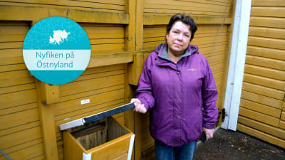 Birgitta Jern vid sin postlåda