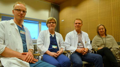 Tomi Sarkkinen, Mari-Anne Vaittinen, Peter Nieminen och Gunilla Carlson sitter i ett mötesrum vid Vasa centralsjukhus.