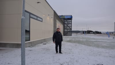 Investeraren Kim Mattson står ungefär där ingången till Aktias kontor i den nya tillbyggnaden kommer att vara