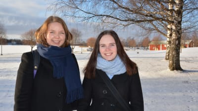 två unga kvinnor i snö