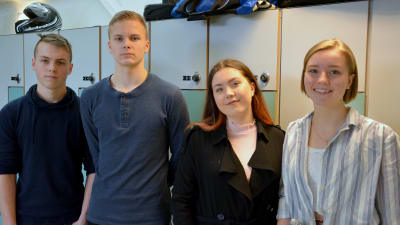 Oskar Harajärvi, Benjamin Hiekkanen, Jenna Sederström och Nadine Hagman i Korsholms högstadium.