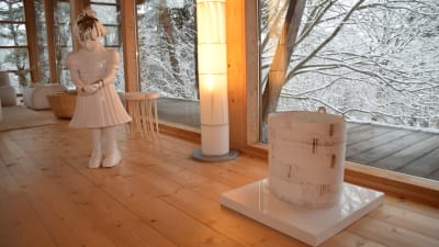 Hemma hos Karin Widnäs i Fiskars finns en skulptur av Kim Simonsson, en lampa gjort av Camilla Moberg och en korg av Kati Tuominen-Niittylä.