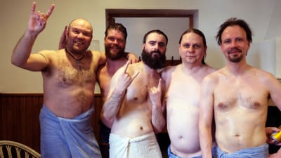 Skräckfilmsregissören Severin Eskeland poserar efter bastubadet iklädd badhandduk, tillsammans med fyra andra manliga gäster på festivalen.
