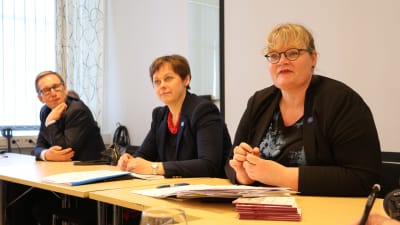 Förvaltnings-och utvecklingschef Dan E. Eriksson, statssekreterare Paula Lehtomäki och Ålands lantråd Katrin Sjögren