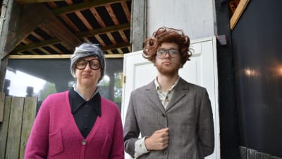 Annika Källgren och Oliver Rosenberg poserar. De är skådespelare i Postbackens pjäs Hotelliggaren sommaren 2017.