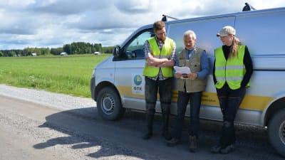 krister dalhem, moa sunabacka och peter edén lutar sig på geologiska forskningscentralsbilen
