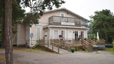 Ett rosafärgat trähus i Hangö som heter Aurorahemmet.
