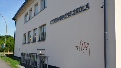 Graffiti vid Lyceiparkens skola i Borgå.