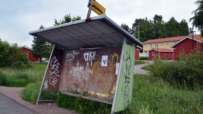 Graffiti vid en busshållplats i Hammars i Borgå.