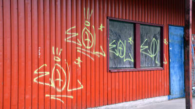 Graffiti på butiksvägg i Hammars.