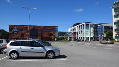 En brun och vit byggnad i Karis där utbildaren Axxell finns.