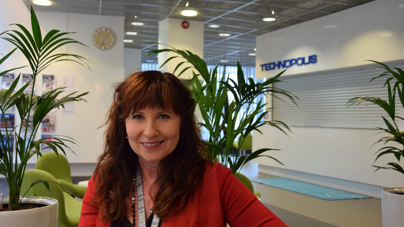 Tiina Fredriksson ønsker å lære elevene at det å kunne svensk kan føre til bedre jobbmuligheter.