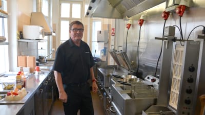 Frank Holmström i Korv-Görans kök i Ekenäs.