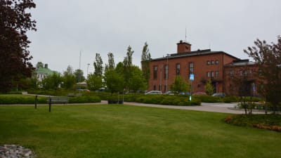 Stadshusparken i Karis. I bakgrunden Karis brankis.
