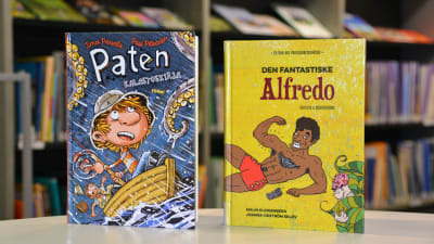 Böckerna Paten kalastuskirja och Den fantastiske Alfredo på ett bord.