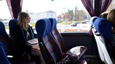 Erica Månsson tittar ut genom fönstret på bussen.