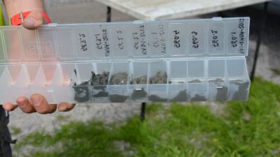 en plastlåda med test av pH-värden från sura sulfatjordar