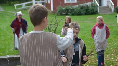 Pojkar från Merituulen koulu binder kvast på tidsresa vid Gammelgården i Ingå