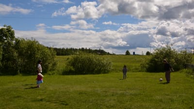 Martina Lindroos spelar fotboll med barn. 