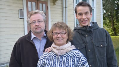 Mikael Moberg, styrelsemedlem, Sonja Eklund, ordföranden, Henrik Wickström, vice ordföranden, i Täkter byaråd i Ingå.