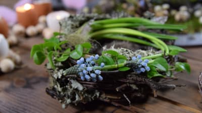 Liten fågelbo av ris och blommor