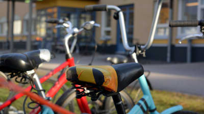 Sadeln på en cykel är tejpad fast