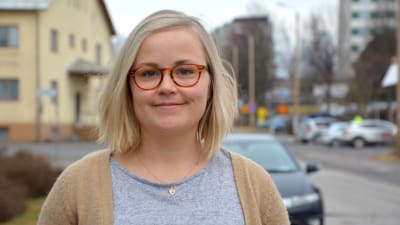 Charlotta Rosenlöf utanför Yle i Vasa.