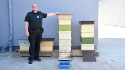 Panu Kuusikko poserar med sina bikupor på köpcentret Skanssis tak i Åbo.