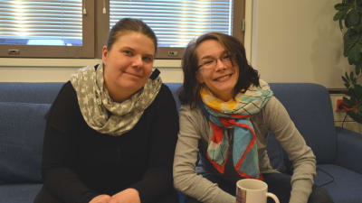 Johanna Lindholm och Melinda Lönnberg i Yle Västnylands studio.