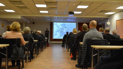 Ungefär 30 personer hade samlats för att höra om planerna på Vasklot i Vasa