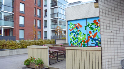 Graffitikonstnären EGS har prytt väggarna på Österviksgatan 7 på Drumsö på två olika ställen.