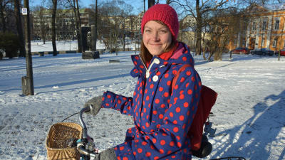 Ulrika Vanamo står vid sin cykel.