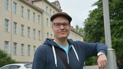 Daniel Saarinen framför nya huvudbyggnaden på Ekåsen.
