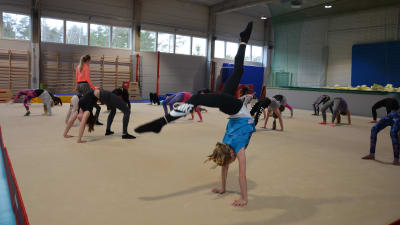 Barn tränar under gymnastiktimme som ordnas av Pargas IF.