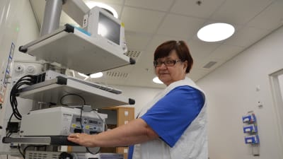 Avdelningsskötare Ann-Katrin Store med den nya bronkoskopiutrustningen.