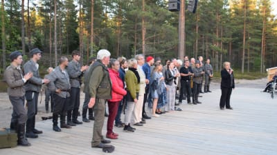 Esemblet tackas efter pjäsen Okänd soldat i Harpaskog.