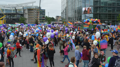 Folk samlas på Medborgartorget i Helsingfors inför Pride-paraden 2017.
