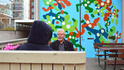 Graffitikonstnären EGS och Leif Wikholm från bostadsbolaget som beställde väggmålningen.