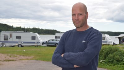 Jan-Olof Björkqvist med husvagnar i bakgrunden.