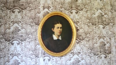 Ett porträtt av Ollas tidigare ägar samt tapeten från 1836.
