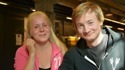 Studerande Sara Hänninen (till vänster) och Antti Saarikallio i Arkens matsal i Åbo.