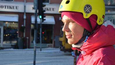 Matias Hirvonen iklädd cykelhjälm kisar mot solen.