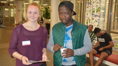 Julia Rehn från Ekenäs gymnasium hjälpte Mustapha Mohammed med en översättning