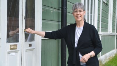 Nina Johansson framför sitt hus.